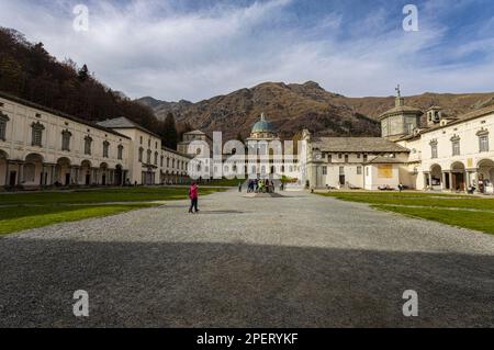 OROPA, ITALIEN, 30. OKTOBER 2022 - Blick auf Oropa Sanctuary, marian Sanctuary der Schwarzen Madonna, Biella Province, Piemont, Italien Stockfoto