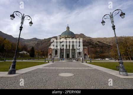 OROPA, ITALIEN, 30. OKTOBER 2022 - Blick auf Oropa Sanctuary, marian Sanctuary der Schwarzen Madonna, Biella Province, Piemont, Italien Stockfoto