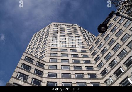 London, Großbritannien. 16. März 2023 Eine Ansicht der britischen Niederlassungen der Credit Suisse in Canary Wharf, wie die in Schwierigkeiten geratene Bank angekündigt hatte, dass sie ein Darlehen in Höhe von 50bn Franken von der Schweizerischen Nationalbank erhalten würde. Kredit: Vuk Valcic/Alamy Live News Stockfoto