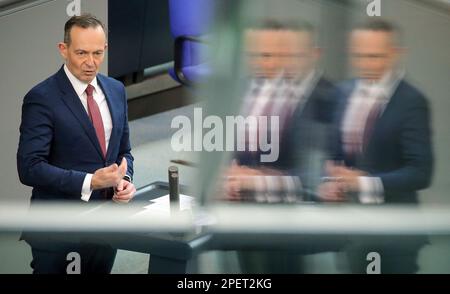 Berlin, Deutschland. 16. März 2023. Volker Wissing (FDP), Bundesminister für Verkehr, spricht auf dem Bundestag während der Debatte über das 49-Euro-Ticket für öffentliche Verkehrsmittel. Kredit: Wolfgang Kumm/dpa/Alamy Live News Stockfoto