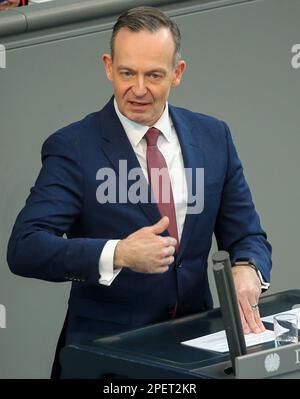 Berlin, Deutschland. 16. März 2023. Volker Wissing (FDP), Bundesminister für Verkehr, spricht auf dem Bundestag während der Debatte über das 49-Euro-Ticket für öffentliche Verkehrsmittel. Kredit: Wolfgang Kumm/dpa/Alamy Live News Stockfoto