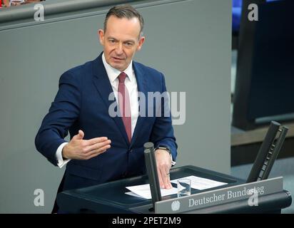 Berlin, Deutschland. 16. März 2023. Volker Wissing (FDP), Bundesminister für Verkehr, spricht auf dem Bundestag während der Debatte über das 49-Euro-Ticket für öffentliche Verkehrsmittel. Kredit: Wolfgang Kumm/dpa/Alamy Live News Stockfoto