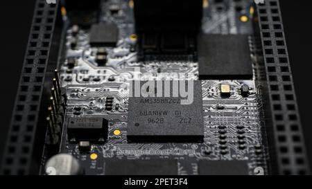Eine Leiterplatte für Intel Produkte befindet sich auf einem Holztisch, umgeben von verschiedenen Computerchips Stockfoto