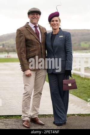 Mike Tindall und Zara Tindall kommen vor dem dritten Tag des Cheltenham Festivals auf der Cheltenham Rennbahn an. Foto: Donnerstag, 16. März 2023. Stockfoto
