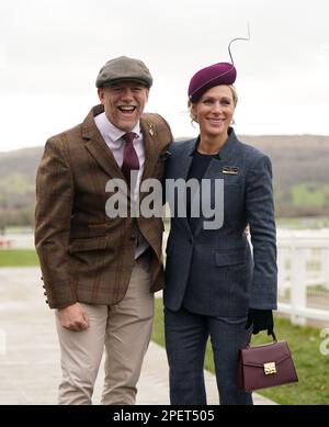 Mike Tindall und Zara Tindall kommen vor dem dritten Tag des Cheltenham Festivals auf der Cheltenham Rennbahn an. Foto: Donnerstag, 16. März 2023. Stockfoto