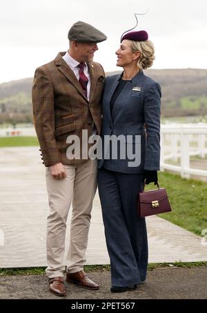 Mike Tindall und Zara Tindall kommen vor dem dritten Tag des Cheltenham Festivals auf der Cheltenham Rennbahn an. Foto: Donnerstag, 16. März 2023. Stockfoto