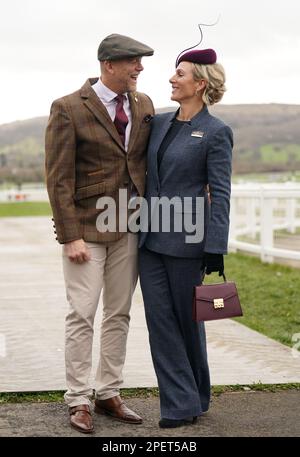 Mike Tindall und Zara Tindall kommen vor dem dritten Tag des Cheltenham Festivals auf der Cheltenham Rennbahn an. Foto: Donnerstag, 16. März 2023. Stockfoto