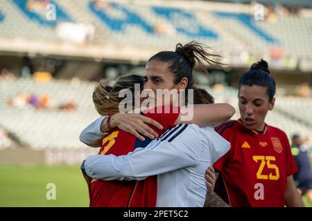 Gosford, New South Wales, Februar 16. 2023: Spieler umarmen sich nach dem internationalen Cup of Nations-Spiel zwischen Spanien und Jamaika im Industree Group Stadium in Gosford, Australien. (NOE Llamas/SPP) Stockfoto