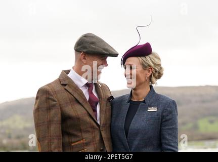 Mike Tindall und Zara Tindall kommen vor dem dritten Tag des Cheltenham Festivals auf der Cheltenham Rennbahn an. Foto: Donnerstag, 16. März 2023. Stockfoto