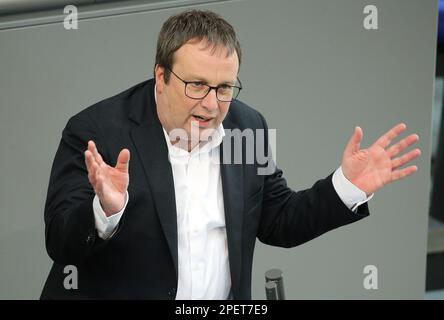 Berlin, Deutschland. 16. März 2023. Oliver Kriescher (Bündnis 90/die Grünen), Minister für Umwelt, Naturschutz und Verkehr des Landes Nordrhein-Westfalen, spricht während der Debatte über das 49-Euro-Ticket für den öffentlichen Nahverkehr auf der Bundestagssitzung. Kredit: Wolfgang Kumm/dpa/Alamy Live News Stockfoto