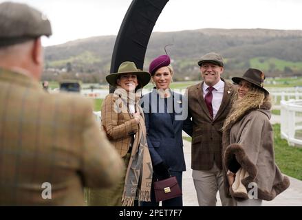 Zara Tindall und Mike Tindall posieren für ein Foto mit Rennfahrern, die vor dem dritten Tag des Cheltenham Festivals auf der Cheltenham Racecourse ankommen. Foto: Donnerstag, 16. März 2023. Stockfoto