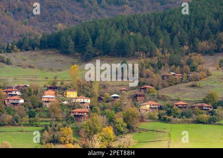 Kastamonu Provinz, Pınarbaşı Viertel, alte Häuser und Blick auf das Dorf Stockfoto