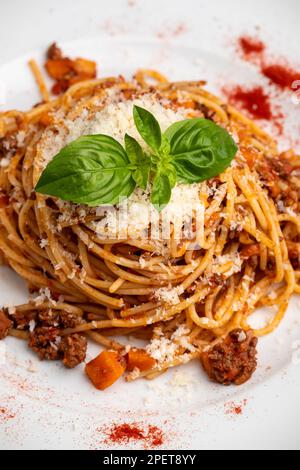 Spaghetti Bolognaise auf einer weißen Platte Stockfoto