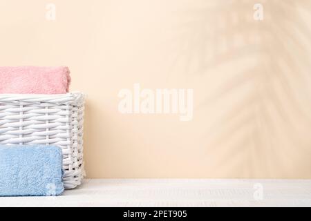 Körperpflege Badhandtücher auf dem Tisch mit Platz für Ihr Produkt oder Text. Spa-Arrangement Stockfoto