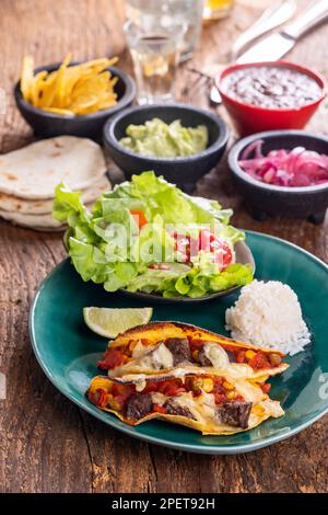 Mexikanische Tacos auf grünem Teller Stockfoto