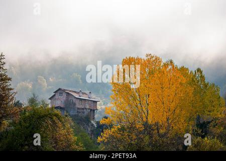 Kastamonu Provinz, Pınarbaşı Viertel, alte Häuser und Blick auf das Dorf Stockfoto