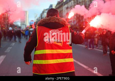 Paris, Frankreich. 15. März 2023. Am 15. März 2023 protestieren die Menschen gegen die Rentenreform in Paris, Frankreich. (Foto: Lionel Urman/Sipa USA) Guthaben: SIPA USA/Alamy Live News Stockfoto