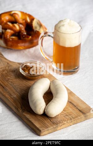 Bayerische Weißwürste mit Brezel Stockfoto