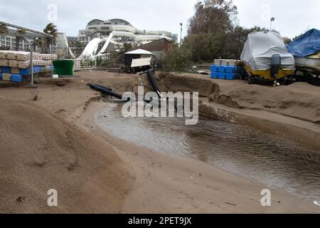 Industrielles Abwasser, die Pipeline leitet flüssigen Industrieabfall an einem Stadtstrand ins Meer. Verschmutztes Abwasser strömt aus einem Kunststoffkanalrohr auf Stockfoto