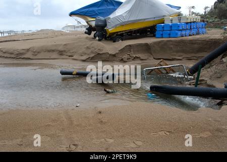 Industrielles Abwasser, die Pipeline leitet flüssigen Industrieabfall an einem Stadtstrand ins Meer. Verschmutztes Abwasser strömt aus einem Kunststoffkanalrohr auf Stockfoto