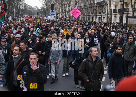 Paris, Frankreich. 15. März 2023. Am 15. März 2023 protestieren die Menschen gegen die Rentenreform in Paris, Frankreich. (Foto: Lionel Urman/Sipa USA) Guthaben: SIPA USA/Alamy Live News Stockfoto