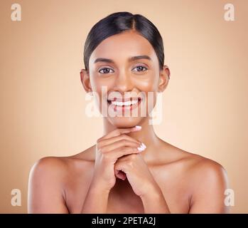 Indische Model-Frau, Studio und Hautpflege für Make-up, Schönheitsbehandlung und glücklich für gesunde Kosmetik von Hintergrund. Gen z Girl, junge Asiatin oder Stockfoto