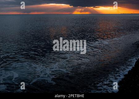 Sonnenuntergang am Brighton Beach - Brighton & Hove, East Sussex, Großbritannien Stockfoto