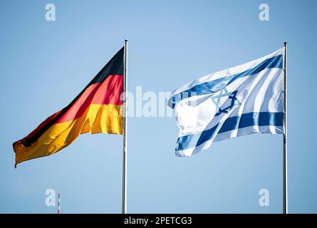 Berlin, Deutschland. 16. März 2023. Die Nationalflaggen Deutschlands und Israels wehen im Wind vor der Bundeskanzlerin anlässlich des Treffens von Olaf Scholz (SPD), Bundeskanzler, und Benjamin Netanjahu, Ministerpräsident des Staates Israel, am 16. März 2023 in Berlin. Kredit: dpa/Alamy Live News Stockfoto