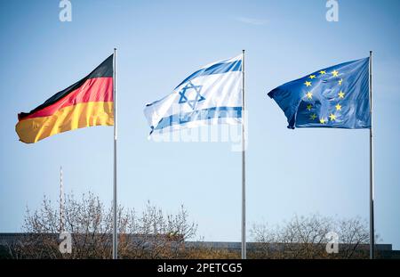 Berlin, Deutschland. 16. März 2023. Die Nationalflaggen Deutschlands, Israels und der Europäischen Union winken vor dem Bundeskanzleramt anlässlich des Treffens von Olaf Scholz (SPD), Bundeskanzler, und Benjamin Netanjahu, Ministerpräsident des Staates Israel, am 16. März 2023 in Berlin im Wind. Kredit: dpa/Alamy Live News Stockfoto