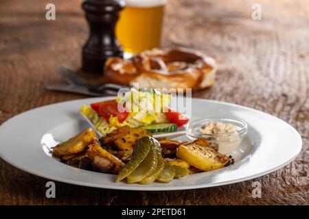 Bayerische Kartoffelgrotte Auf Holz Stockfoto