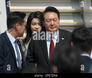 Tokio, Japan. 16. März 2023. Der südkoreanische Präsident Yoon Suk-Yeol und seine Frau Kim Keon-hee treffen am Donnerstag, dem 16. März 2023, am Tokio International Airport in Tokio, Japan ein. Foto: Keizo Mori/UPI Credit: UPI/Alamy Live News Stockfoto