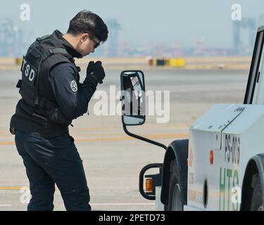 Tokio, Japan. 16. März 2023. Mitglied des südkoreanischen Presidential Security Serice wird am Donnerstag, den 16. März 2023, am Tokio International Airport in Tokio, Japan gesehen. Foto: Keizo Mori/UPI Credit: UPI/Alamy Live News Stockfoto