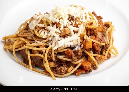 Spaghetti Bolognaise auf einer weißen Platte Stockfoto