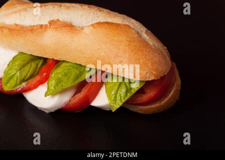 Italienisches Mozarella-Tomaten-Sandwich Auf Schiefer Stockfoto