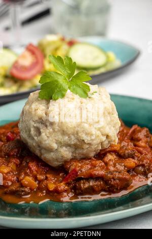 Ungarischer Gulasch Mit Brotknödeln Stockfoto