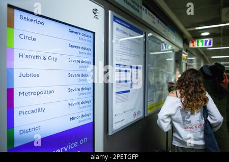 London, Großbritannien. 16. März 2023. Die Streikaktion von Aslef und dem GMT gestern hat die Pendler heute Morgen schwer verzögert. Kredit: Anna Watson/Alamy Live News Stockfoto