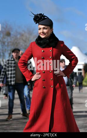 Megan Nicholls, Tochter des 13-maligen Champion-Springtrainers Paul Nicholls, ehemaliger Flat Jockey und jetzt TV-Punditen Racing auf der Cheltenham Rennbahn auf Da Stockfoto