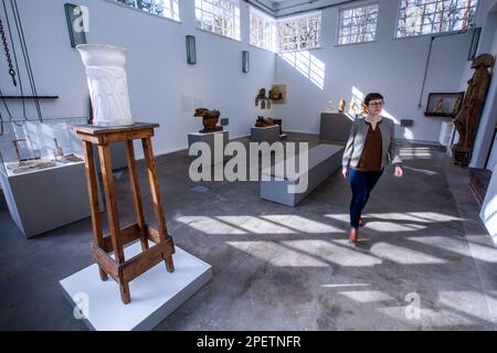 16. März 2023, Mecklenburg-Vorpommern, Güstrow: Magdalena Schulz-Ohm, geschäftsführende Direktorin der Barlach-Stiftung, spaziert durch das ehemalige Studio mit zahlreichen Ausstellungen in der neu gestalteten Dauerausstellung des Ernst Barlach Museums. Nach mehrmonatigen Schließungs- und Renovierungsarbeiten wird die Dauerausstellung zum Leben und Werk von Ernst Barlach an einem festlichen Wochenende wieder eröffnet. Foto: Jens Büttner/dpa Stockfoto