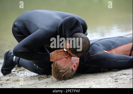 Lektion der künstlichen Atmung. Rettungsschwimmer, der Mund-zu-Mund-Beatmung ertrinkt. Stockfoto