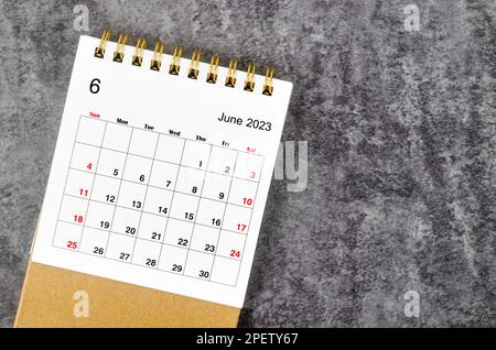 Juni 2023 Monatlicher Tischkalender für 2023 Jahr auf Holztisch. Stockfoto