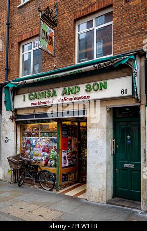 I Camisa & Son - Camisa ist ein italienisches Delikatessen in der Old Compton Street in Soho London, gegründet 1929. Camisa Soho Deli Old Compton St. Stockfoto