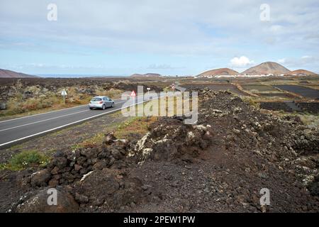 Straße durch Lavafelder parque nacional de timanfaya Lanzarote, Kanarische Inseln, Spanien Stockfoto