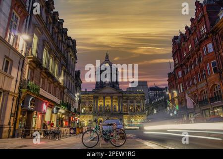 Liverpool, UK Town Hall Mansion Abendansicht von der Castle Street, umgeben von traditionellen flachen Gebäuden und bunten Spuren des Verkehrs. Stockfoto