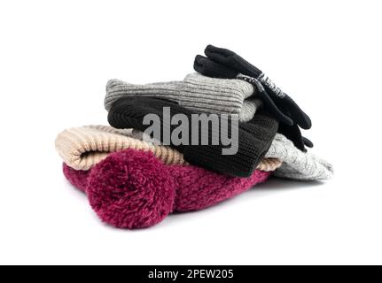 Isolierte Wintermützen, gestrickte Winterkleidung, Wollmütze, Sportmütze, Strickmütze auf weißem Hintergrund Stockfoto