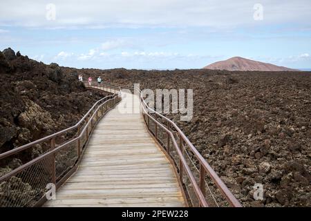 Holzsteg über Lavafeldern vom Besucherzentrum parque nacional de timanfaya Lanzarote, Kanarische Inseln, Spanien Stockfoto