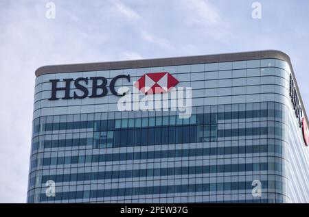 London, Großbritannien. 16. März 2023 Außenansicht des globalen Hauptsitzes von HSBC in Canary Wharf. Stockfoto