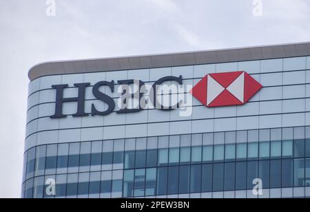 London, Großbritannien. 16. März 2023 Außenansicht des globalen Hauptsitzes von HSBC in Canary Wharf. Stockfoto