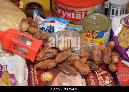 Kairo, Ägypten, März 12 2023: Grundnahrungsmittelversorgung Öl, Ghee, Zucker, Linsen, Favabohnen, Reis, Makkaroni, Salz, Tee und der Ramadan-Monat Yamis Stockfoto