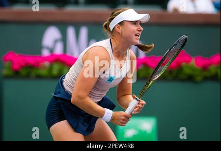 Rebecca Peterson von Schweden im Kampf gegen Coco Gauff aus den Vereinigten Staaten während der vierten Runde des 2023. BNP Paribas Open, WTA 1000 Tennis Turnier am 14. März 2023 in Indian Wells, USA - Foto: Rob Prange/DPPI/LiveMedia Stockfoto