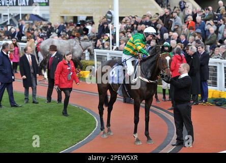 Rennen 2 die Trophäe „Sporting Life Arkle“ Jonbon, geritten von Aidan Coleman, betritt das Gewinnergehäuse, nachdem das zweite Pferderennen in Cheltenh beendet wurde Stockfoto